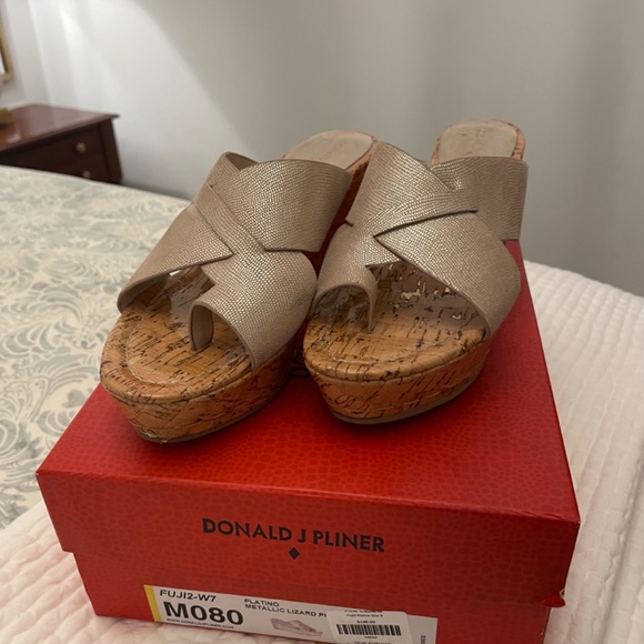 Donald J Pliner platforms - Picture 2 of 4